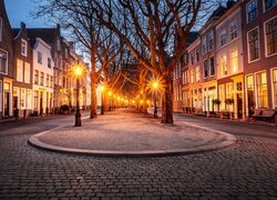 Oświetlona latarniami ulica w holenderskim mieście Leiden