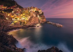 Włochy, Gmina Riomaggiore, Miejscowość Manarola, Morze Liguryjskie, Cinque Terre, Domy, Światła, Zatoka, Skały