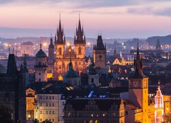 Oświetlona Praga wieczorową porą
