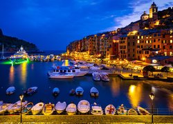 Oświetlona przystań jachtów na rzece Duero w Porto