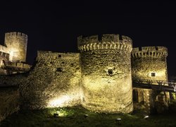 Oświetlona twierdza Kalemegdan w Belgradzie