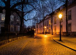 Oświetlona ulica w holenderskim mieście Breda