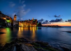 Oświetlona Vernazza w Cinque Terre