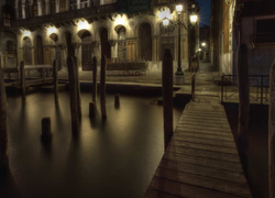 Oświetlona Wenecja z mostkiem nad wodą