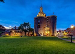 Oświetlona wieża Cultural Center Drommedaris w holenderskim mieście Enkhuizen