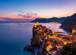 Włochy, Liguria, Vernazza, Wybrzeże, Domy, Światła, Morze