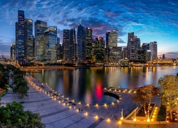 Oświetlona zatoka z widokiem na drapacze chmur w Singapurze