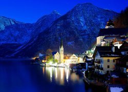 Oświetlone austriackie miasteczko Hallstatt nad jeziorem Hallstättersee