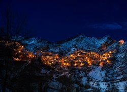 Włochy, Prowincja Potenza, Castelmezzano, Góry, Dolomity, Domy, Światła, Zima, Noc