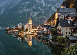 Oświetlone domy i kościół w Hallstatt