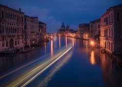 Oświetlone domy nad kanałem w Wenecji