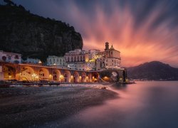 Oświetlone domy nad morzem we włoskiej miejscowości Amalfi