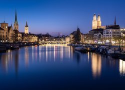 Oświetlone domy nad rzeką Limmat w Zurychu