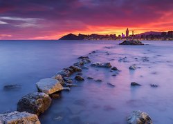 Oświetlone domy w Benidorm na hiszpańskim wybrzeżu Costa Blanca