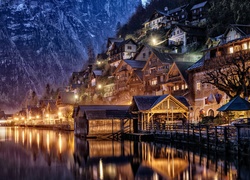 Austria, Hallstatt, Jezioro Hallstättersee, Góry, Domy, Światła, Wieczór