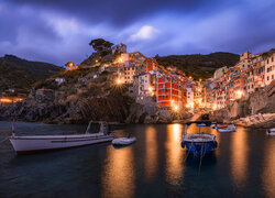 Riomaggiore, Cinque Terre, Włochy, Łódki, Domy, Góry, Światła, Zmrok