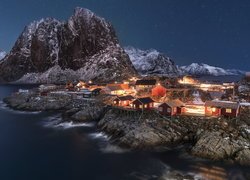 Norwegia, Lofoty, Wyspa Moskenesoya, Wieś Hamnoy, Morze Norweskie, Oświetlone, Domy, Ośnieżone, Góry