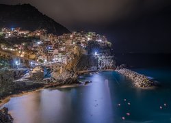 Oświetlone domy we włoskim miasteczku Manarola nocą