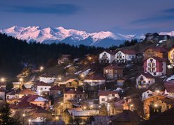 Oświetlone domy z widokiem na bułgarskie góry Piryn