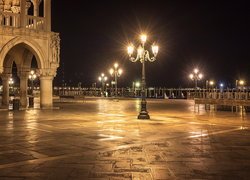 Oświetlone latarnie na Piazzetta San Marco w Wenecji