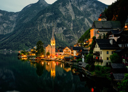 Oświetlone miasteczko Hallstatt nad jeziorem Hallstättersee o zmierzchu