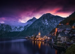 Oświetlone miasteczko Hallstatt nad jeziorem Hallstättersee o zmierzchu