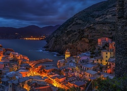 Włochy, Vernazza, Riviera Liguryjska, Oświetlone, Domy, Morze, Góry
