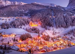Włochy, Dolomity, Val Gardena, Santa Cristina Gherdeina, Góry, Lasy, Dolina, Miasteczko, Domy, Drzewa, Światła, Zima