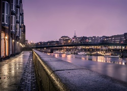 Oświetlone miasto Brema nad rzeką Wezerą w Niemczech nocą