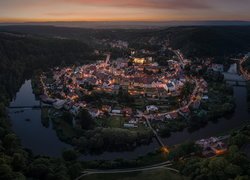 Oświetlone miasto Loket w Czechach