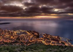 Oświetlone Monako pod zachmurzonym niebem