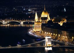 Oświetlone mosty nad Dunajem w Budapeszcie