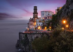Oświetlone nocą Amalfi na włoskim wybrzeżu