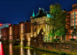 Oświetlone nocą domy nad kanałem w Hamburgu