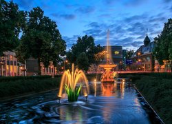 Oświetlone nocą fontanny w Arnhem w Holandii