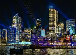 Oświetlone nocą wieżowce w Sydney
