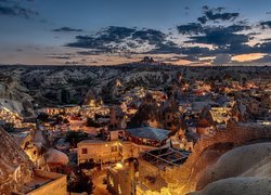 Miasto Goreme, Oświetlone, Domy, Skały, Park Narodowy Goreme, Kapadocja, Turcja