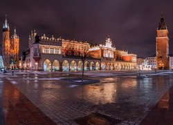 Polska, Kraków, Rynek Głowny, Zabytki, Sukiennice, Kościół Mariacki, Kościół Wniebowzięcia Najświętszej Marii Panny, Wieża ratuszowa, Noc