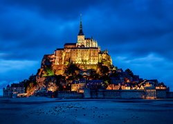 Oświetlone wieczorem Opactwo św Michała Archanioła na wyspie Mont Saint-Michel