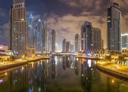 Oświetlone wieżowce nad rzeką Dubai Creek w Dubaju