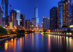 Oświetlone wieżowce nad rzeką w Chicago