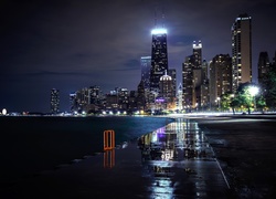 Oświetlone wieżowce w Chicago nocą