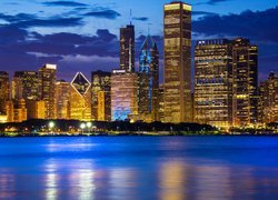 Oświetlone wieżowce w Chicago