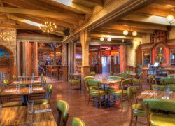 Oświetlone wnętrze stylowej restauracji i baru
