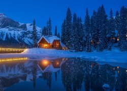 Kanada, Alberta, Park Narodowy Yoho, Jezioro, Emerald Lake, Góry, Dom, Most, Oświetlony, Zima, Drzewa