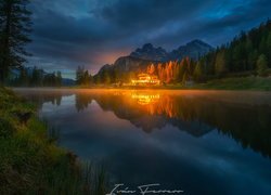 Oświetlony dom nad jeziorem Antorno Lake w Dolomitach