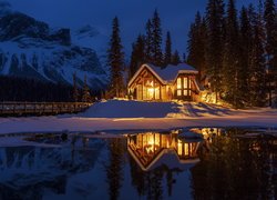 Park Narodowy Yoho, Zima, Oświetlony, Dom, Most, Jezioro, Emerald Lake, Góry, Drzewa, Noc, Prowincja Kolumbia Brytyjska, Kanada