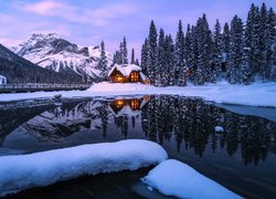 Park Narodowy Yoho, Zima, Oświetlony, Dom, Most, Jezioro, Emerald Lake, Góry, Drzewa, Kolumbia Brytyjska, Kanada