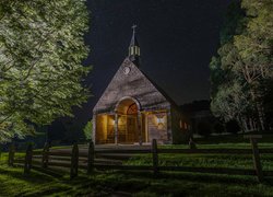 Oświetlony drewniany kościół