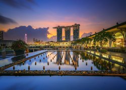Oświetlony hotel Marina Bay w Singapurze
